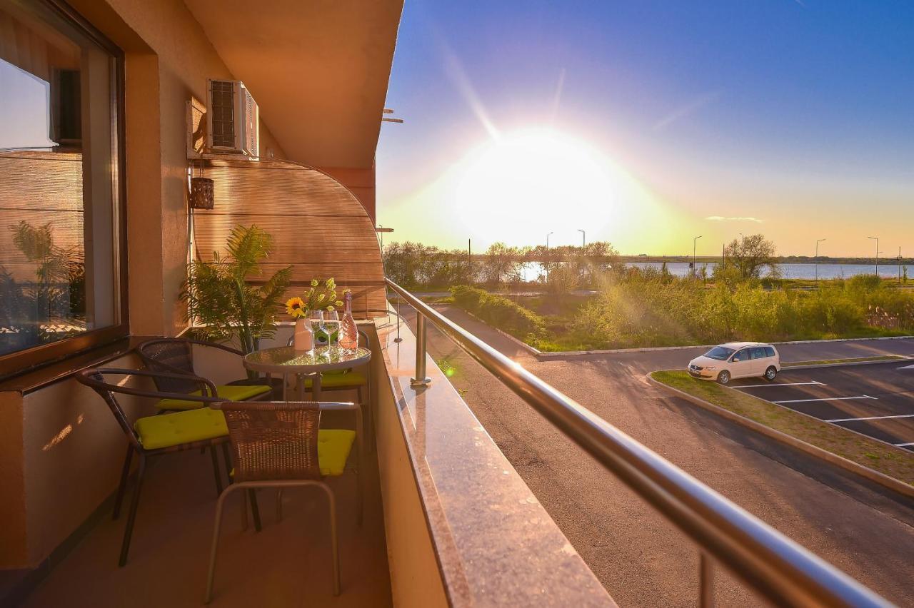 Apartment Summerland Mamaia Buitenkant foto
